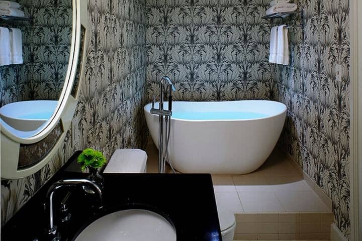 Deep soaking bathtub